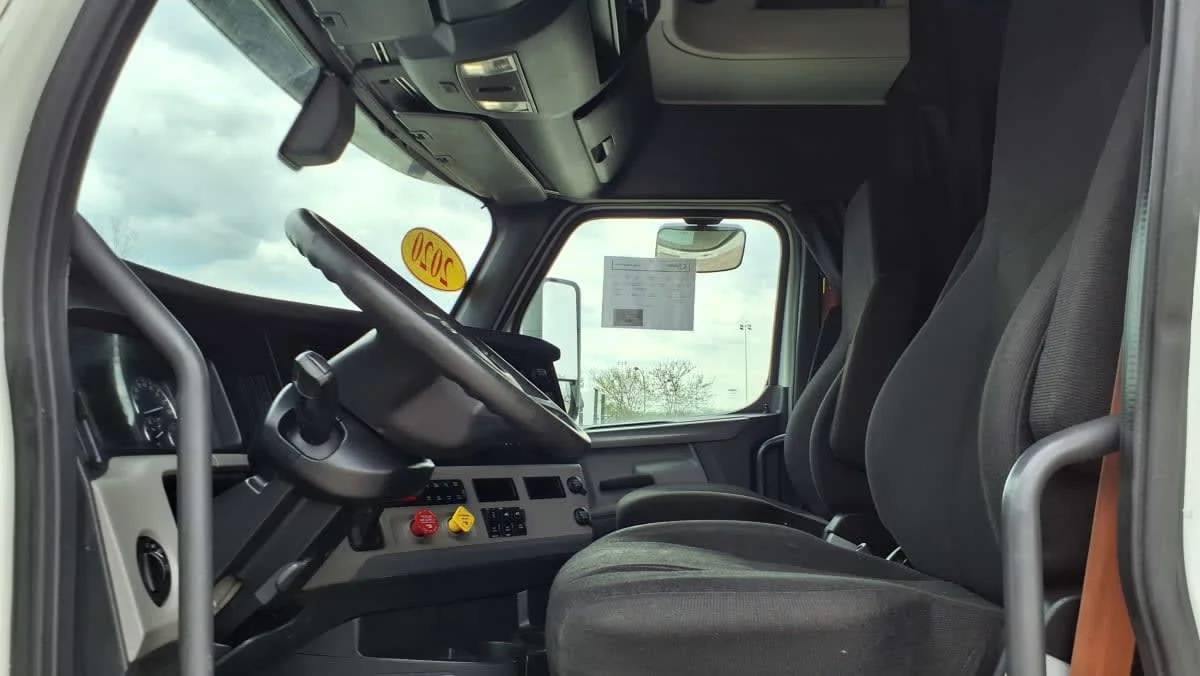 2020 Freightliner Cascadia - image 7