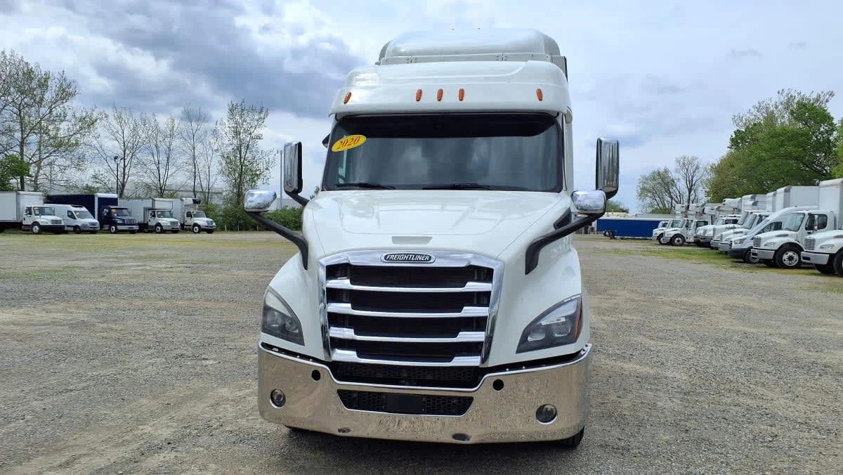 2020 Freightliner Cascadia - image 2