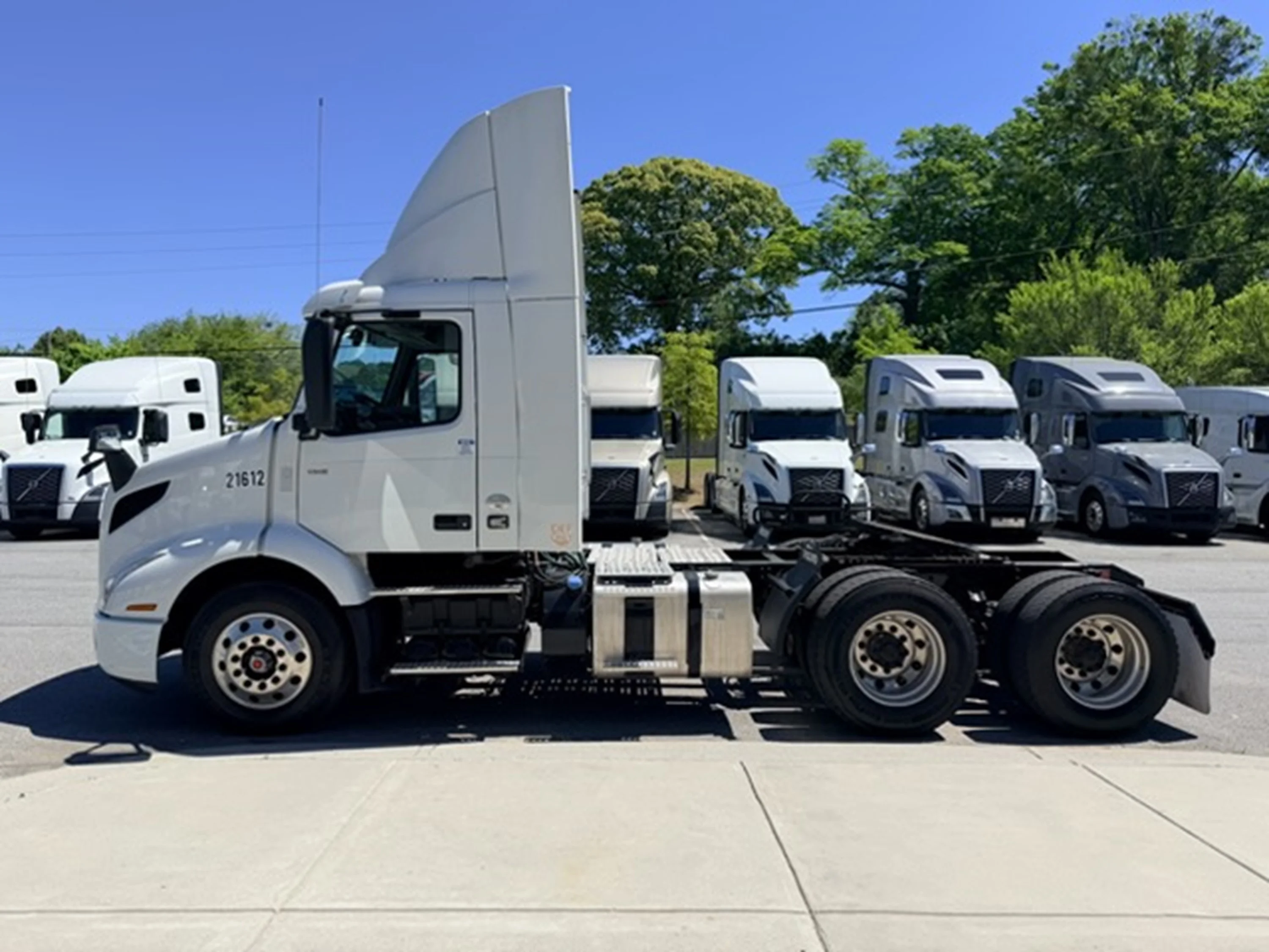 2021 Volvo VNR 640 - image 6