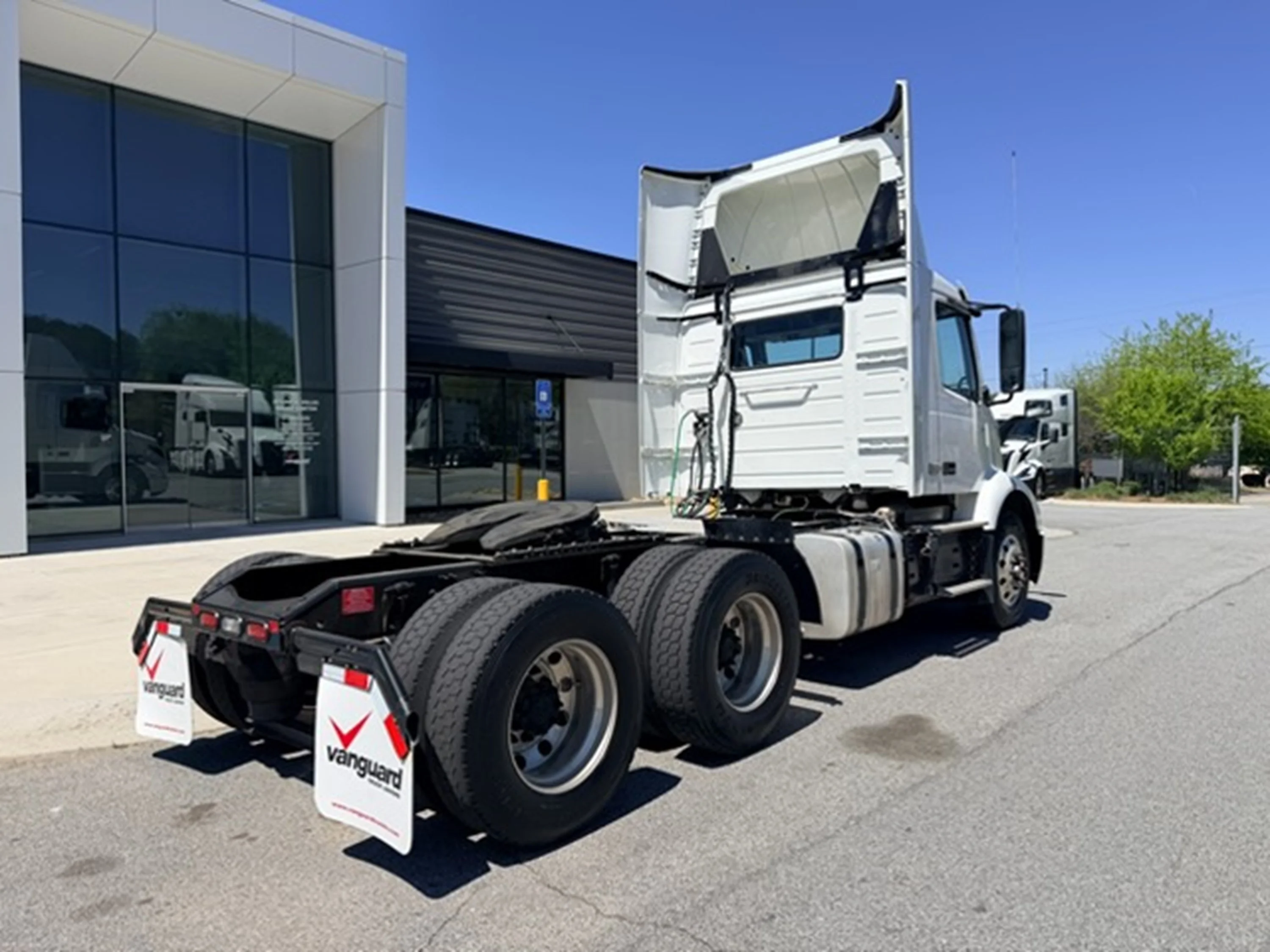 2021 Volvo VNR 640 - image 3