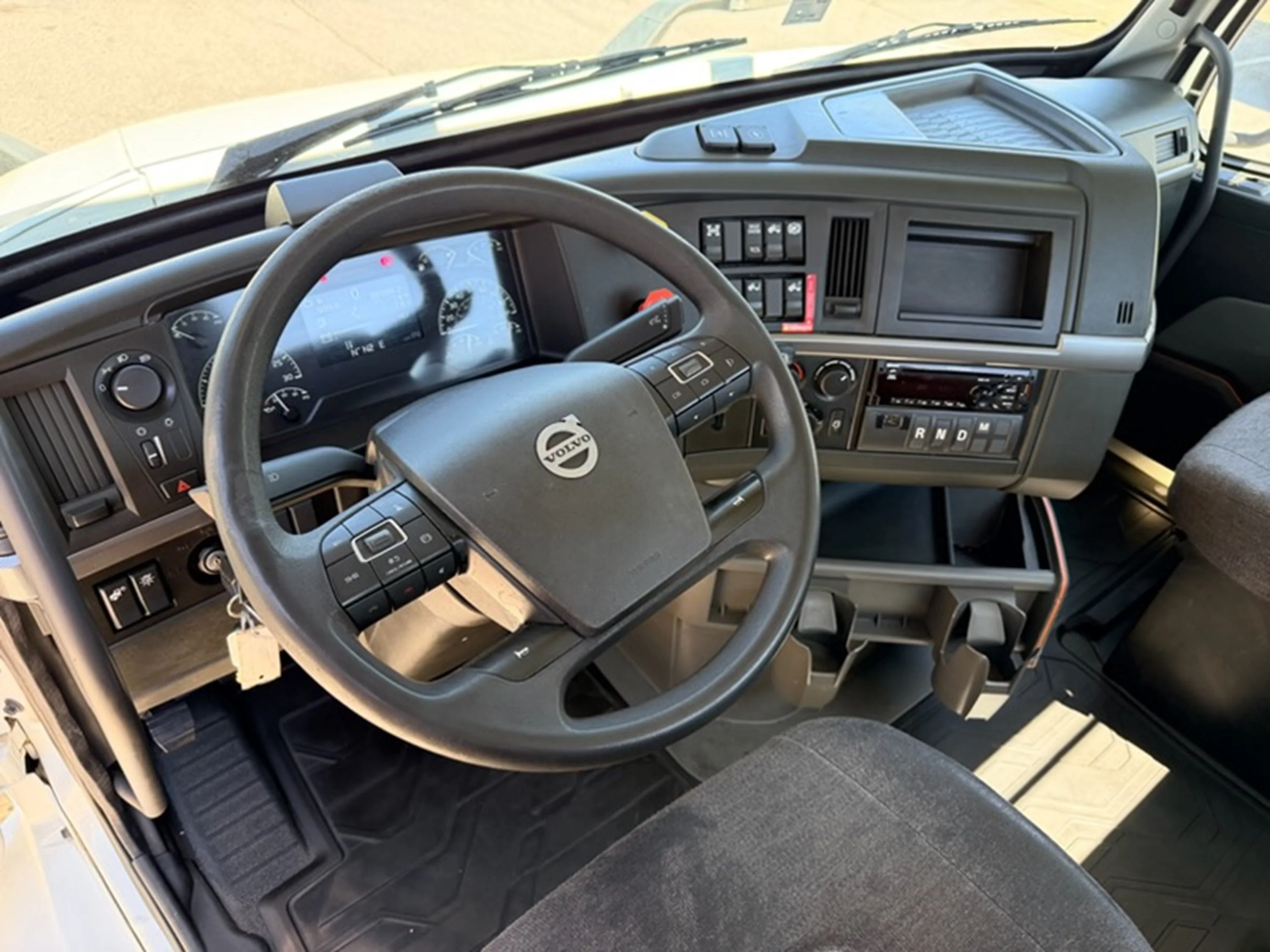 2021 Volvo VNR 640 - image 8