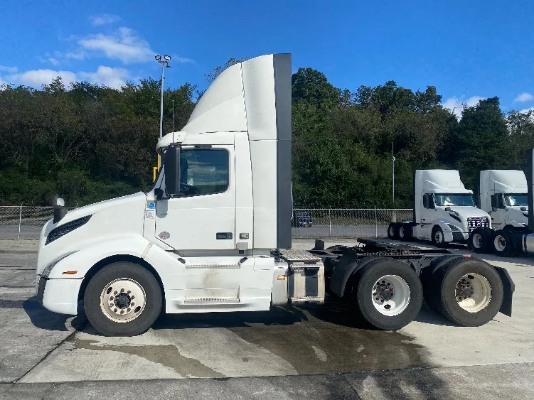 2020 Volvo VNL 300 - image 4