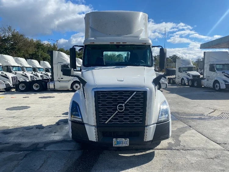 2020 Volvo VNL 300 - image 2
