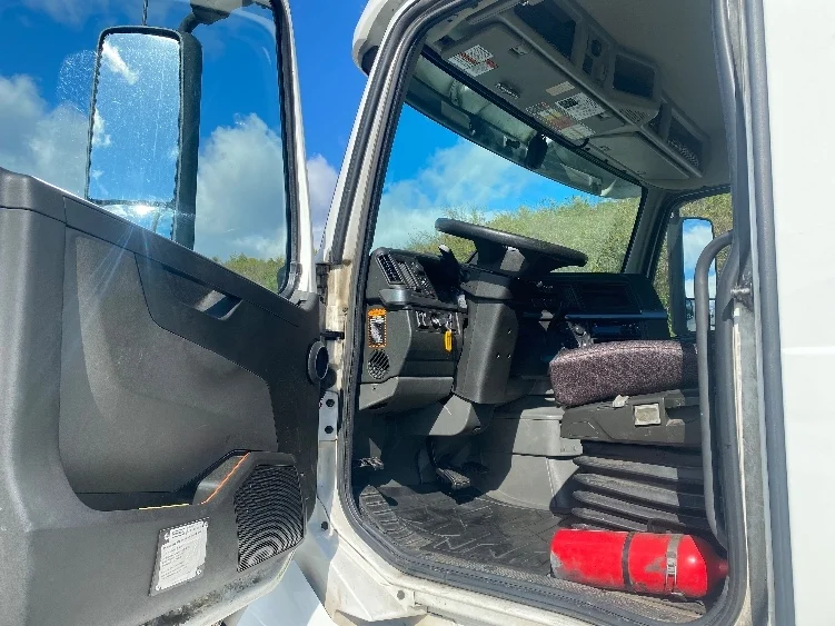 2020 Volvo VNL 300 - image 9