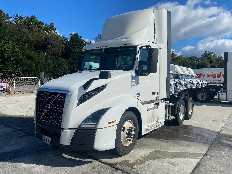 2020 Volvo VNL 300 - image 3