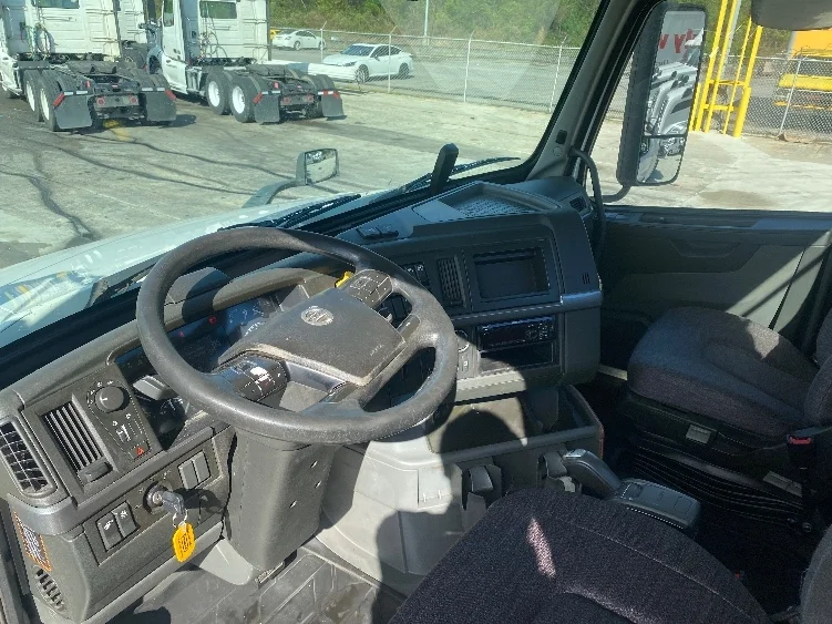 2020 Volvo VNL 300 - image 10