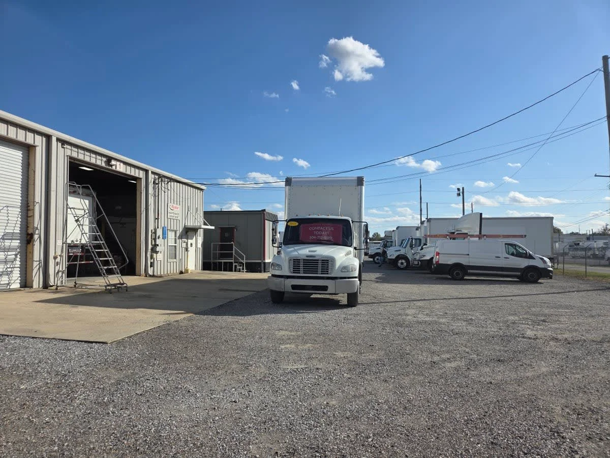 2018 Freightliner M2 106 - image 2