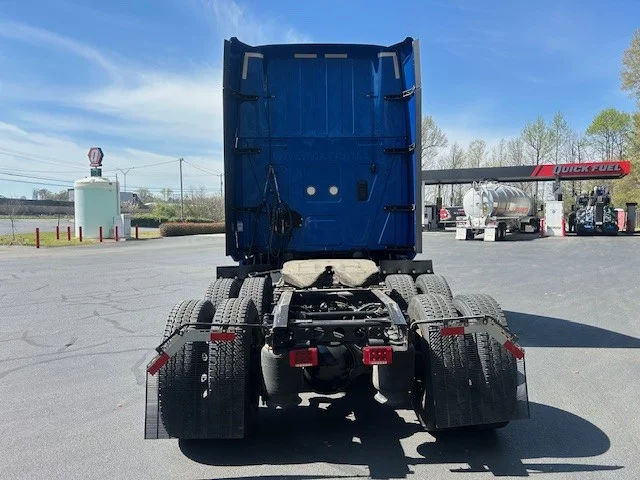 2021 International LT - image 5