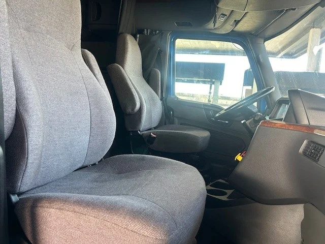 2021 International LT - image 16