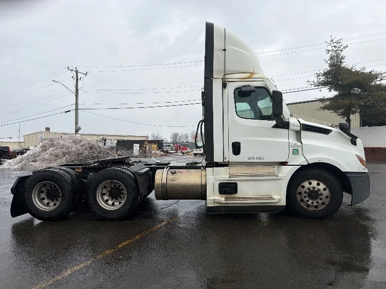 2020 Freightliner Cascadia in Chicopee, MA — photo 8