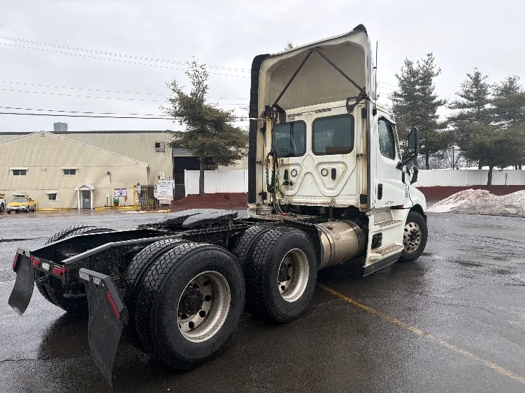 2020 Freightliner Cascadia in Chicopee, MA — photo 7