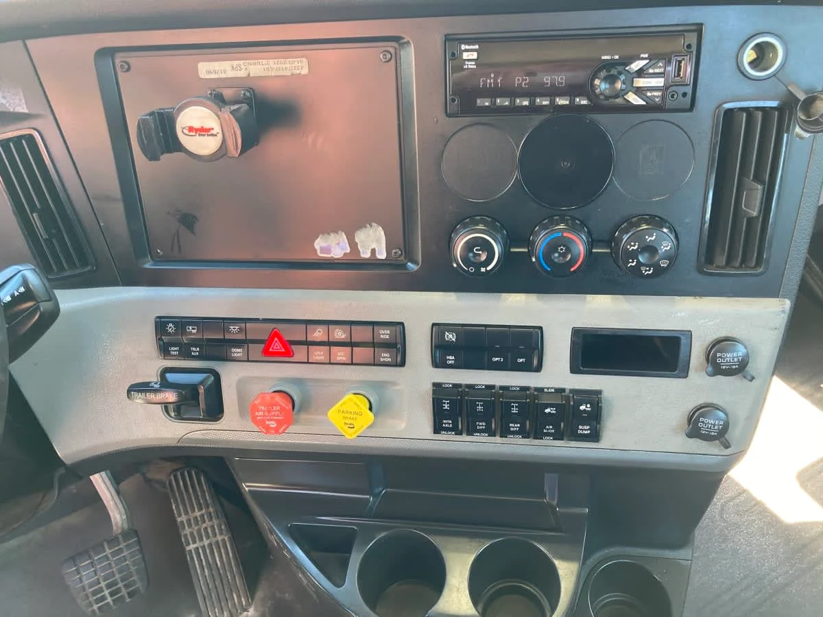 2019 Freightliner Cascadia in Springfield, MA — photo 13