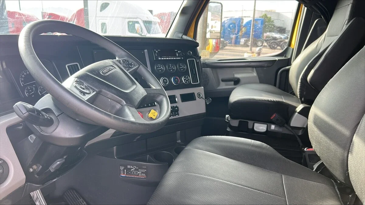2025 Freightliner Cascadia — photo 4