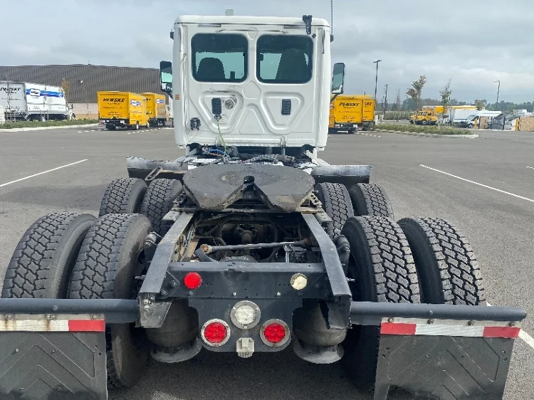 2016 Freightliner Cascadia in Everett, WA — photo 8
