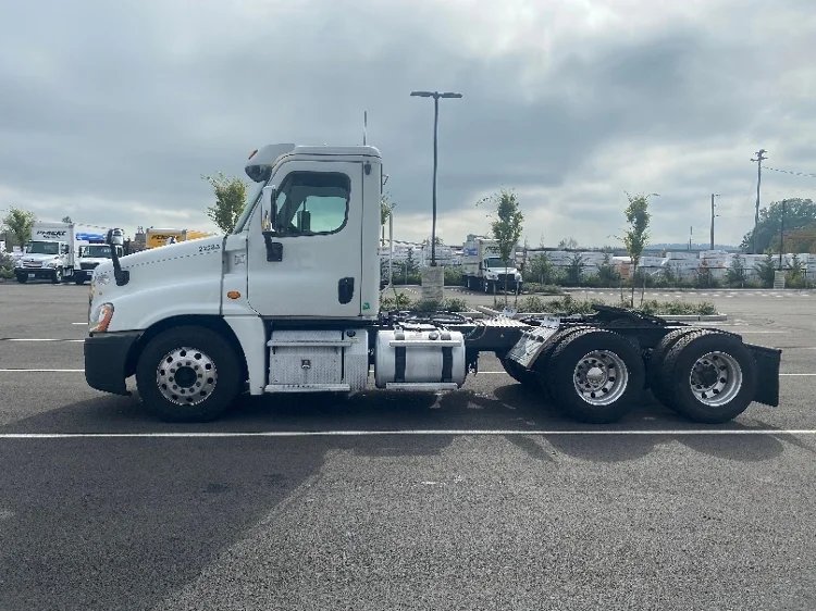 2016 Freightliner Cascadia - image 3