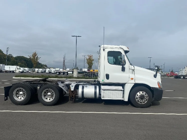 2016 Freightliner Cascadia in Everett, WA — photo 7