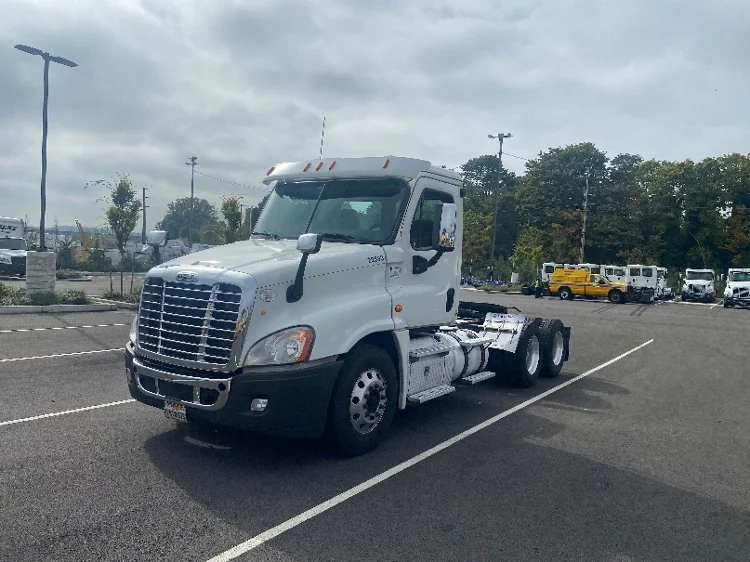 2016 Freightliner Cascadia in Everett, WA — photo 2