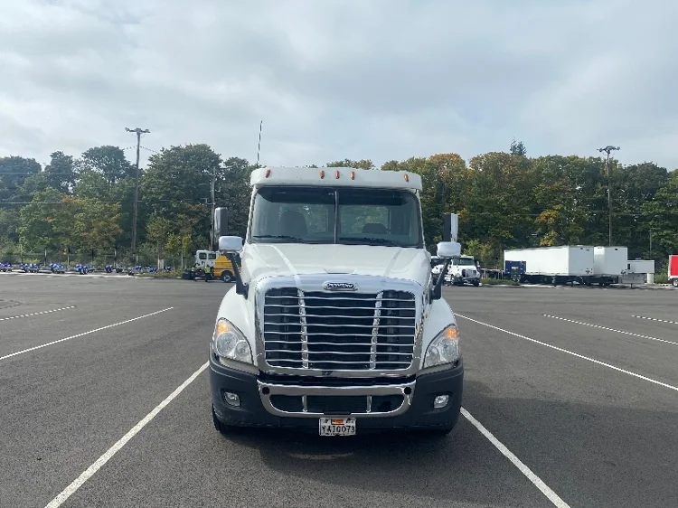 2016 Freightliner Cascadia in Everett, WA — photo 4