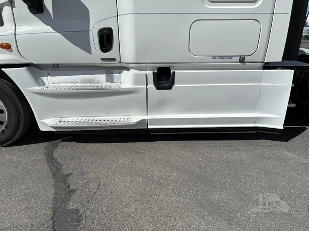 2015 Freightliner Cascadia - image 14