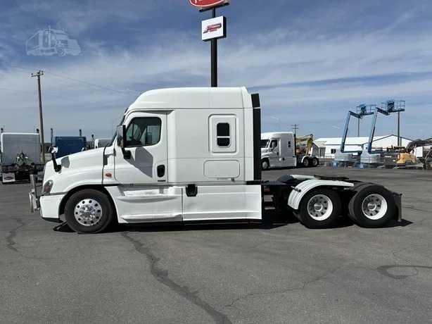 2015 Freightliner Cascadia - image 2