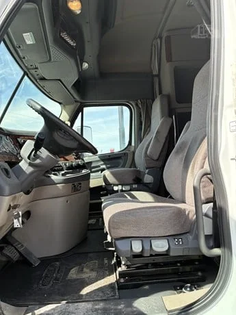 2015 Freightliner Cascadia - image 34