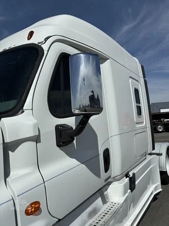 2015 Freightliner Cascadia - image 12