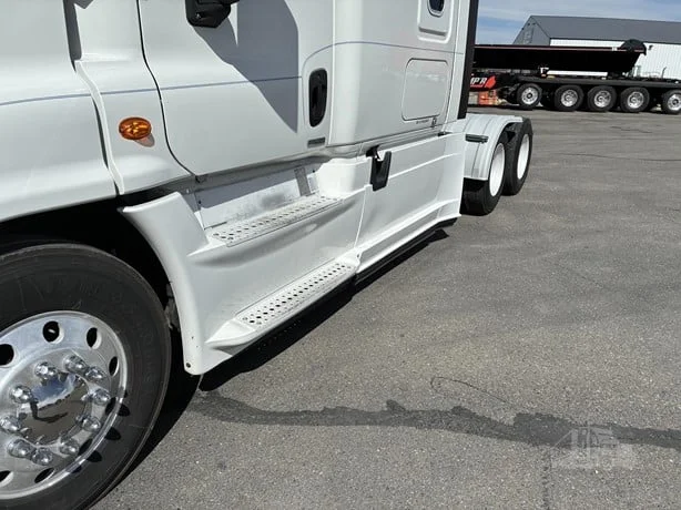 2015 Freightliner Cascadia - image 11