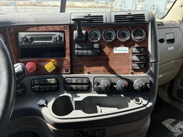 2015 Freightliner Cascadia - image 38