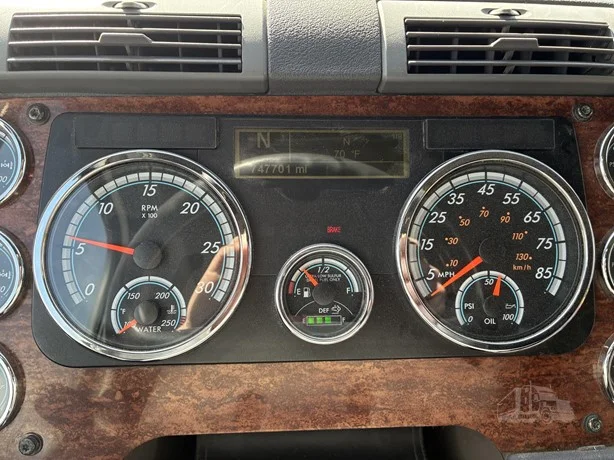 2015 Freightliner Cascadia - image 37