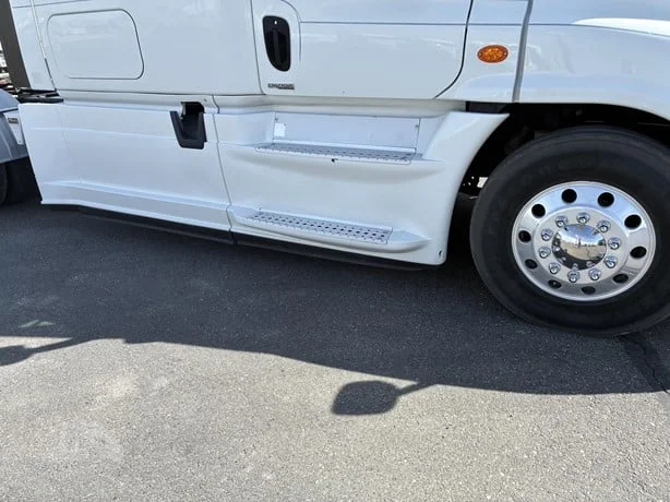 2015 Freightliner Cascadia - image 26