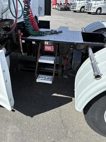 2015 Freightliner Cascadia - image 17