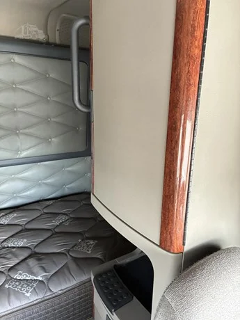 2015 Freightliner Cascadia - image 42