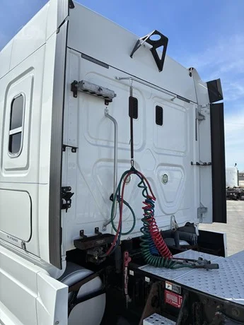 2015 Freightliner Cascadia - image 18