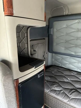 2015 Freightliner Cascadia - image 40