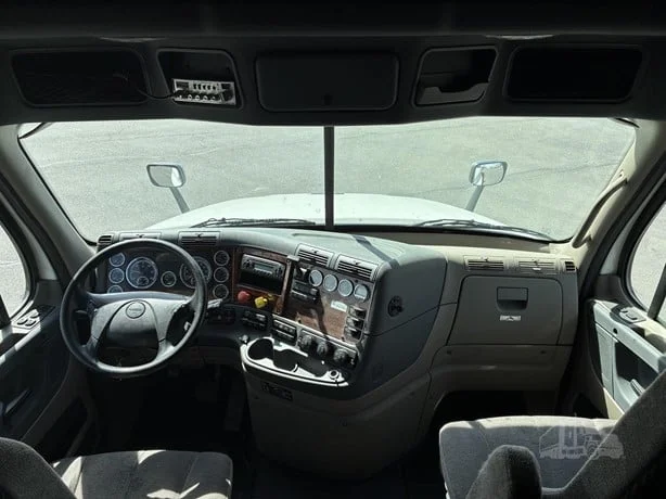 2015 Freightliner Cascadia - image 39