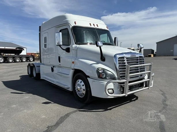 2015 Freightliner Cascadia - image 3