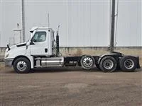 2025 Freightliner Cascadia in Sioux Falls, SD — photo 4