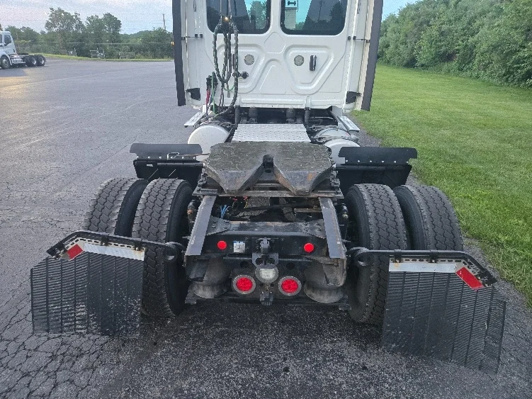 2019 Freightliner Cascadia in White Deer, PA — photo 6