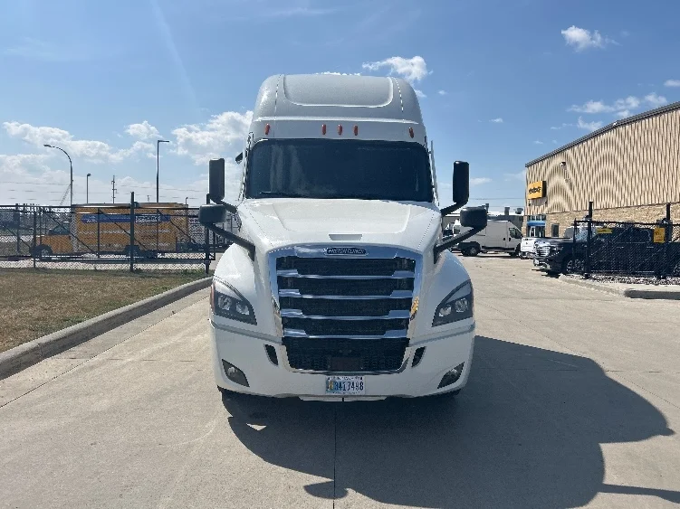 2024 Freightliner Cascadia in Brooklyn Park, MN — photo 2