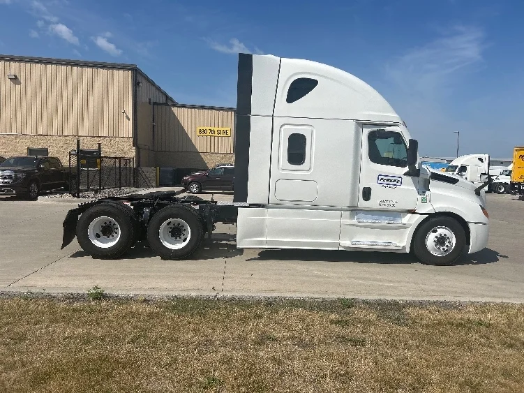 2024 Freightliner Cascadia in Brooklyn Park, MN — photo 8
