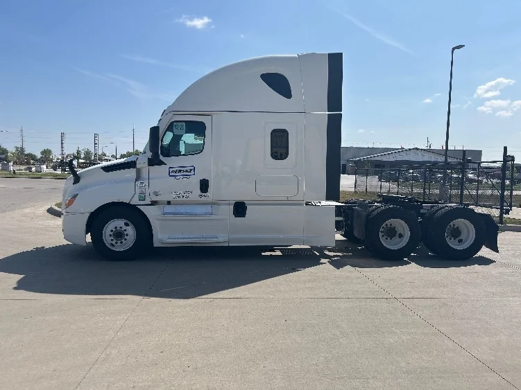 2024 Freightliner Cascadia in Brooklyn Park, MN — photo 4
