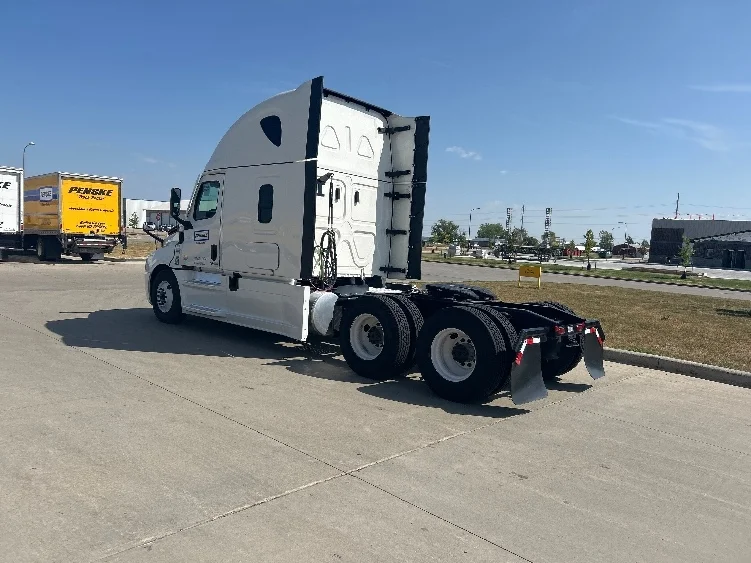 2024 Freightliner Cascadia in Brooklyn Park, MN — photo 5