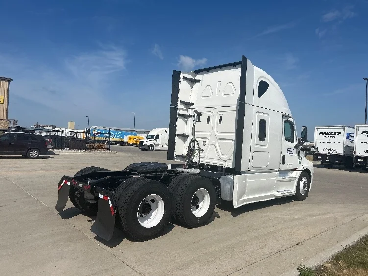 2024 Freightliner Cascadia in Brooklyn Park, MN — photo 7