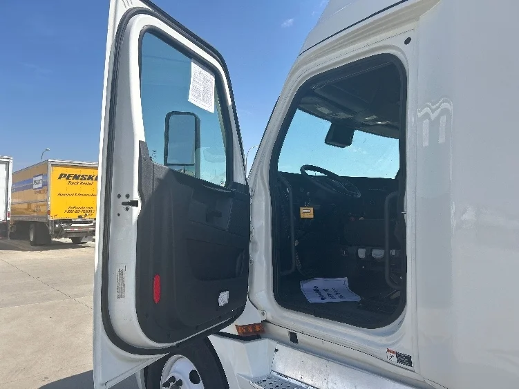 2024 Freightliner Cascadia in Brooklyn Park, MN — photo 10