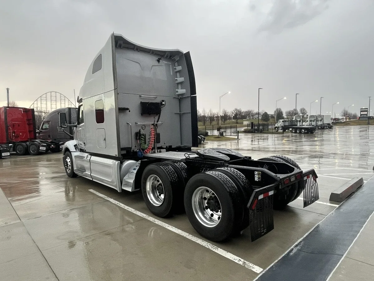 2023 Peterbilt 579 - image 3