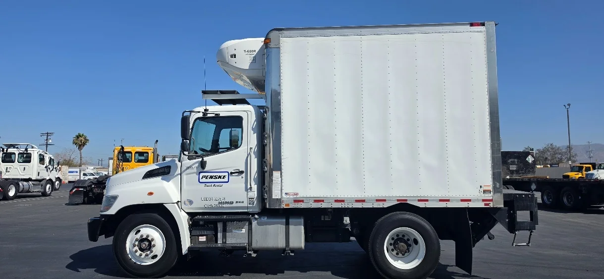 2020 Hino 268 in Torrance, CA — photo 4