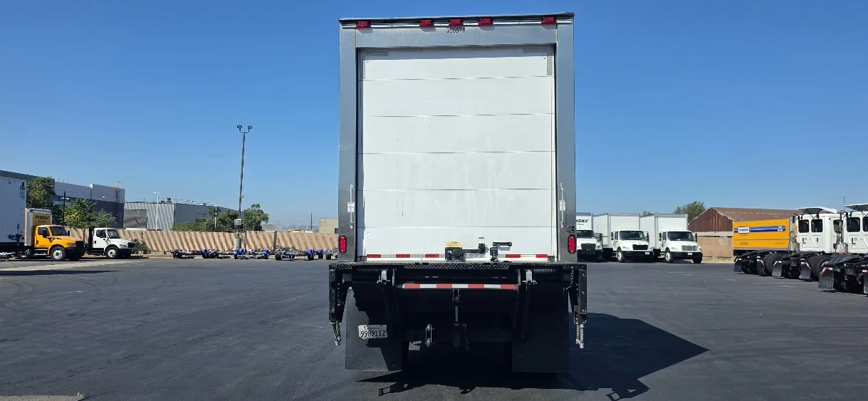 2020 Hino 268 in Torrance, CA — photo 7