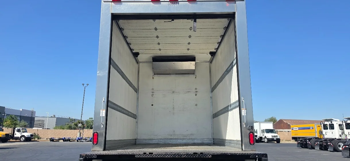 2020 Hino 268 in Torrance, CA — photo 8