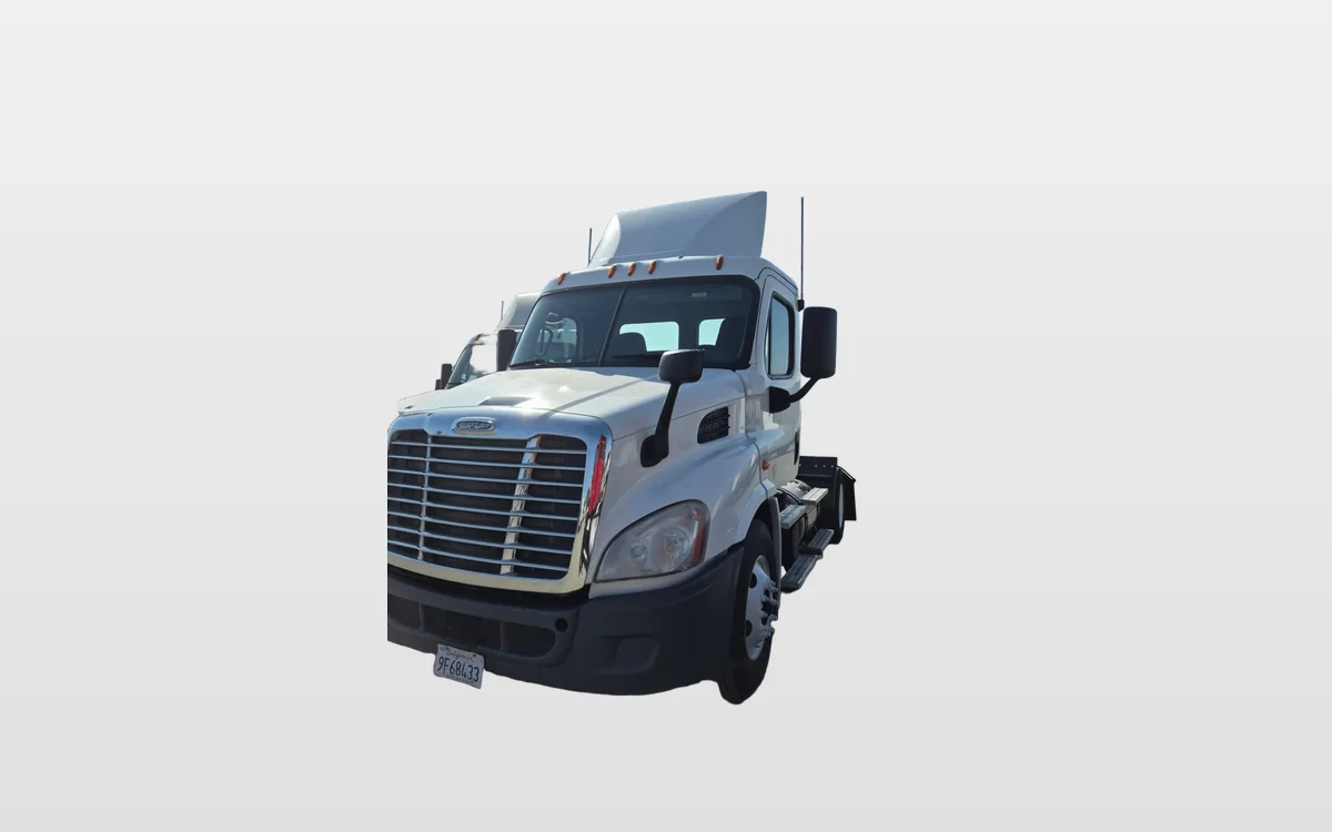 2018 Freightliner Cascadia - image 1