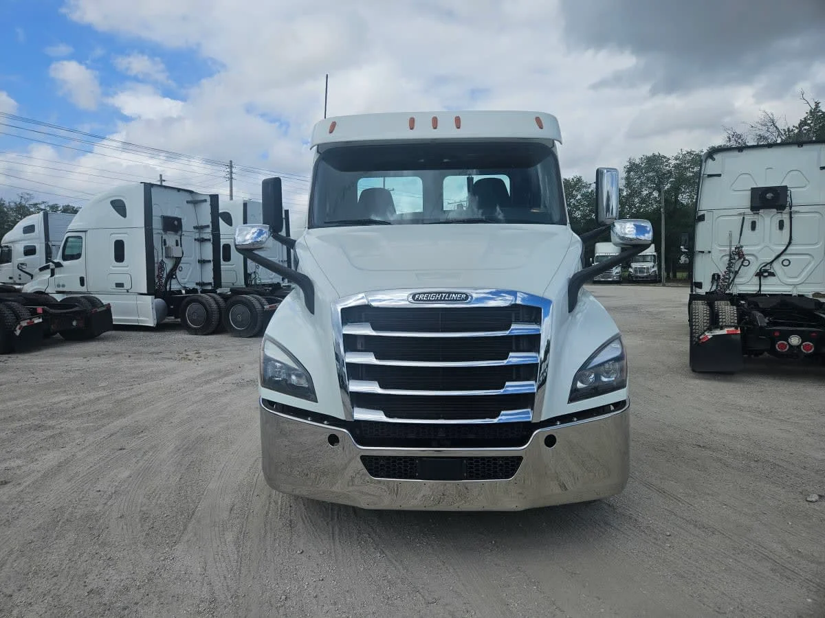 2020 Freightliner Cascadia in Orlando, FL — photo 2